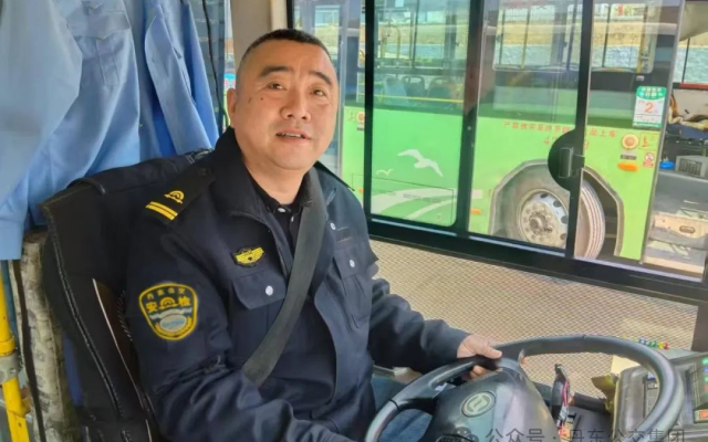 拾金不昧暖人心 丹東公交傳遞正能量