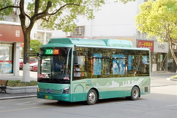 安凱純電動(dòng)客車駛?cè)搿皟缮健卑l(fā)源地 助力安吉城鄉(xiāng)高質(zhì)量發(fā)展