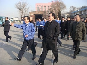 兵器裝備集團(tuán)公司總經(jīng)理徐斌一行視察長安客車