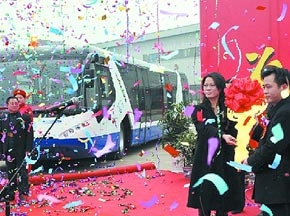 “青年”擺渡車入駐蕭山國際機場